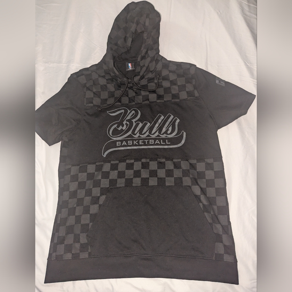 NBA Chicago Bulls Men's XL Grey On‎ Black Short Sleeve Hooded Sweatshirt